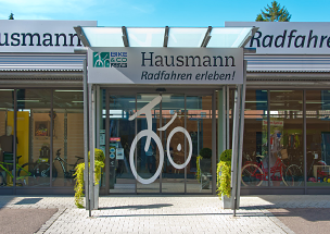 Eingang zum Laden von Fahrrad und Nähmaschinen Hausmann in Gundelfingen